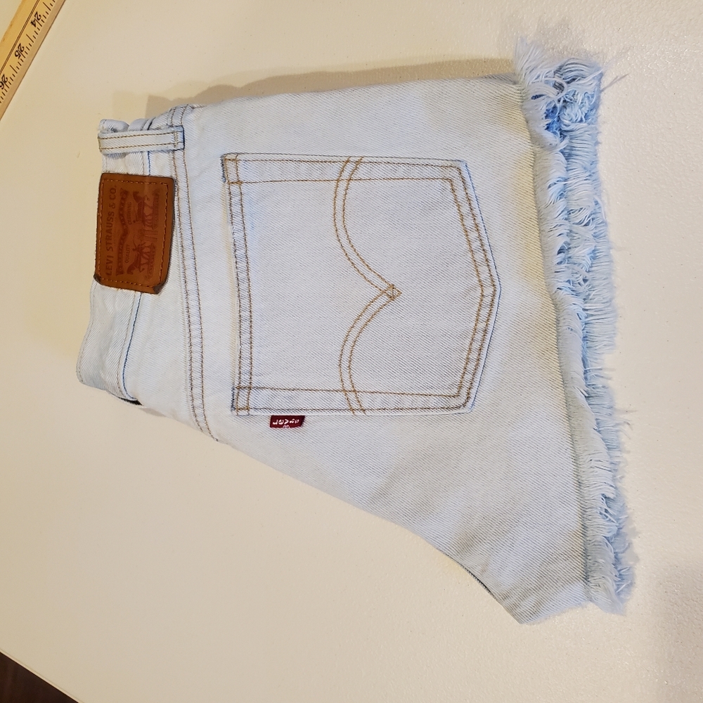Levi's Women's Light Wash Distressed Button Fly Demin Short SZ 26 Style S58022 - Picture 13 of 15
